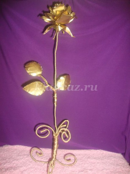 Rose din metal cu mâinile lor (de metal) Metal a crescut cu mâinile