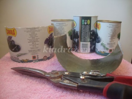 Rose din metal cu mâinile lor (de metal) Metal a crescut cu mâinile