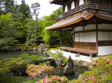 Ginkakudzi Temple Garden (Silver Pavilion) în Kyoto, arhitectura peisajului și clădiri verzi (templu) Ginkakudzi Temple Garden (Silver Pavilion) în Kyoto, arhitectura peisajului și clădiri verzi