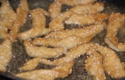Salata de pui în reteta de susan cu imagini incrementale (ulei de masline usturoi) Salata de pui cu susan reteta cu pas cu pas fotografii