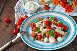 Salata cu carne de pui și mozzarella - licitație și suculent, ideea de meniu (salata de pui) Salata cu carne de pui și mozzarella - licitație și suculentă idee, meniu