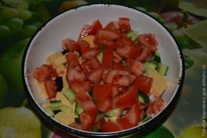 legume salata de pui si seminte de susan (cu salată de carne afumată) Salata de pui cu legume si seminte de susan