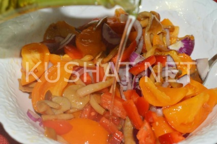 ciuperci și roșii pentru salată murate (ciuperci) salată murate Salata cu ciuperci marinate și roșii