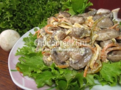 Salata cu castraveți și ciuperci (ingrediente alimentare prezente) Salata cu castraveți și ciuperci