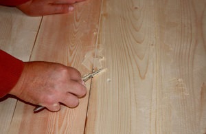 Fantele din podele din lemn pot fi reparate decât fante formate în podeaua de lemn, și variante (lemn) Fisuri în podea de lemn decât vă puteți sigila spațiul format în podea din lemn și opțiuni