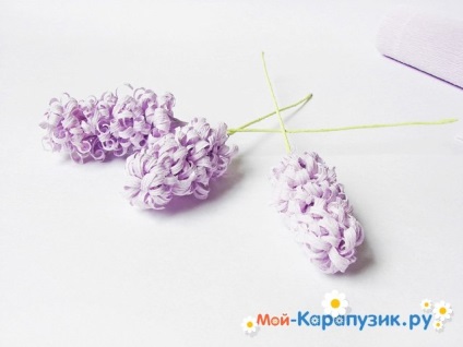 hârtie Lilac cu mâinile (mâini) hârtie Lilac cu propriile sale mâini