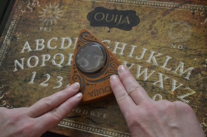 Ouija bord cu propriile lor mâini