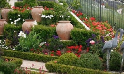 Stilul mediteranean al site-ului sau în grădină, Europa de Sud în România, în apropiere de casa (stil) Stilul mediteranean al site-ului sau în grădină, Europa de Sud în România, în apropiere de casa