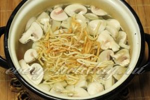 Supa cu tăiței de casă și pui (tăiței) Supa cu tăiței de casă și pui