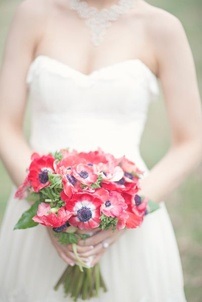Floristica de nuntă în anemone detaliu (tort) Floristica de nuntă în detaliu anemone