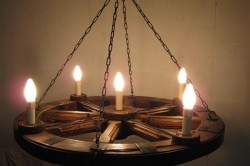 Lampa de colecție cu mâinile din lemn și metal (cu mâinile) Lampa de colecție cu mâinile din lemn și metal