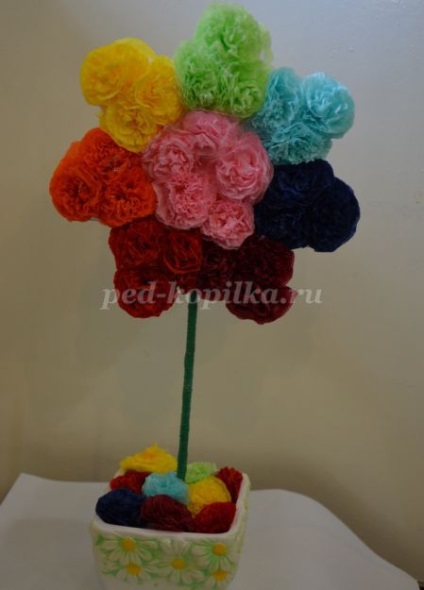 Topiara de șervețele de hârtie cu mâinile lor (topiara) Topiara de șervețele de hârtie cu mâinile lor