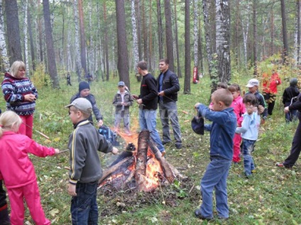 Colectarea de călătorie în școala primară (în greutate) raliu de turism într-o școală primară
