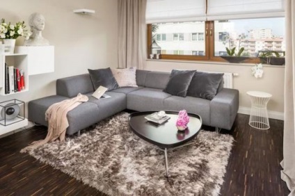 Sofa colțar în spațiile de interior are un living mic și o fotografie (un pic) Sofa colțar în spațiile de cazare interioare într-o cameră mică și o fotografie camera de zi