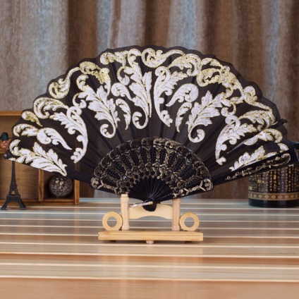 Ventilatorul de pe perete o hârtie mare chineză sau japoneză decorative ca atarna de Feng Shui (chinezesc) Ventilatorul de pe perete o hârtie mare chineză sau japoneză decorative ca atarna de Feng Shui