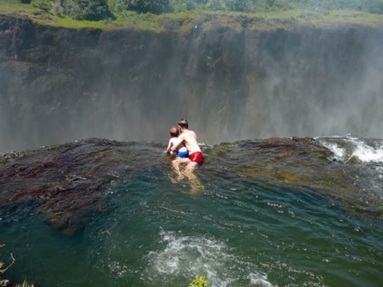 Victoria Falls sau Victoria Falls sau