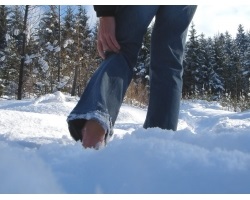 Mersul cu picioarele goale în zăpadă (beneficiile de mers pe jos desculț în zăpadă) Mersul cu picioarele goale în zăpadă