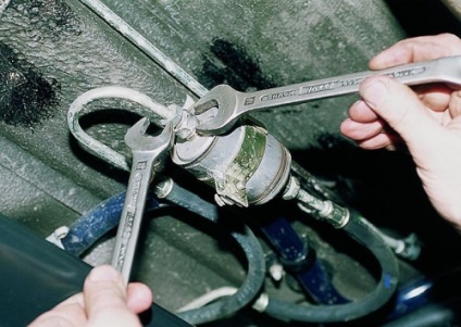 Înlocuirea filtrului de carburant cu mâinile, beneficiul automobilist (2110) Înlocuirea filtrului de carburant cu mâinile, beneficiile automobilist