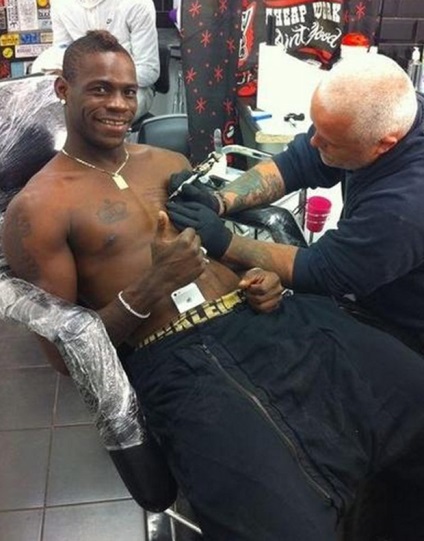 25 acțiuni idioate Mario Balotelli, Fotbal (Mario) 25 acțiuni idioate Mario Balotelli, fotbal