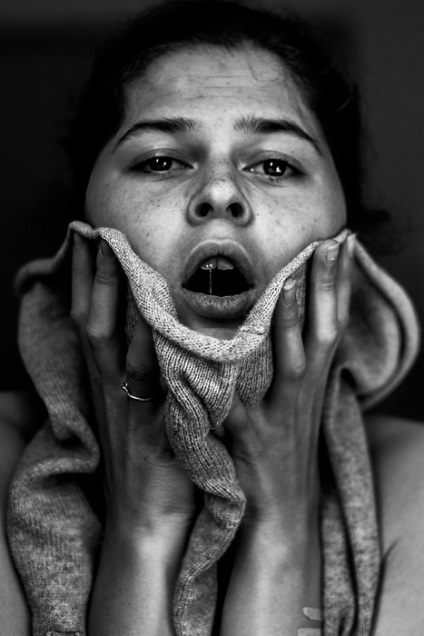 Autoportrete ale psihbolnitsy fată fotografie șocante care au supraviețuit în urma tentativelor de suicid (foto) Auto-portrete ale spitalului mintale socant fotografie a fetei, după ce a supraviețuit unei tentative de suicid