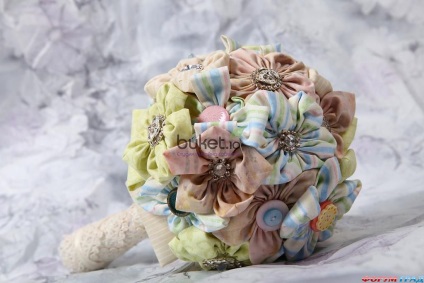 Un buchet de flori din material textil - casa verde (culori) Un buchet de flori din material textil - casa verde
