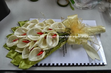 Un buchet de flori din material textil - casa verde (buchet) Un buchet de flori din material textil - casa verde