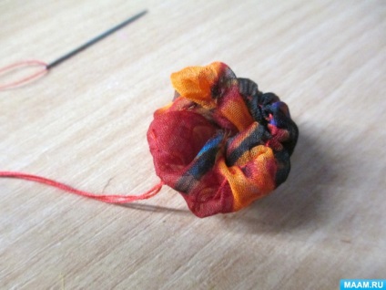Mărgelele de țesut (dezvoltarea timpurie) Colier realizat din material textil