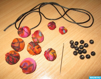 Mărgelele de țesut (copii preșcolari) Colier realizat din material textil