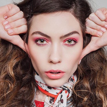Beauty trend-roșu ochi umbră, bârfă (frumusete-trend) Beauty trend-roșu ochi umbră, bârfe