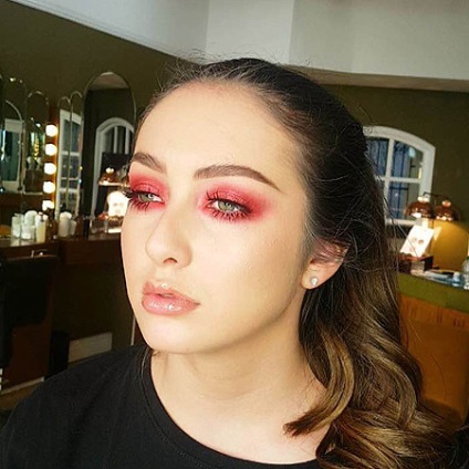 Beauty trend-roșu ochi umbră, bârfă (umbră) Beauty trend-roșu ochi umbră, bârfe