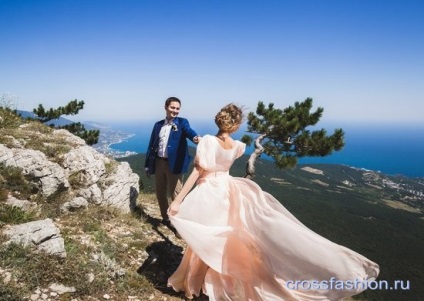 grup Crossfashion - coase pentru a comanda o creație nunta costum rochie de la schita la final (rochie de mireasa) grup Crossfashion - coase la comanda crearea rochiei de la schiță la rochia de mireasa finală