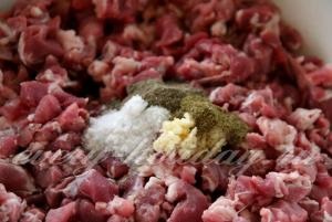 cârnați de casă din carne de porc, coaptă în cuptor (cârnați) salam de casa din carne de porc, coapte în cuptor