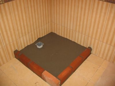 Duș într-o casă de lemn - instrucțiuni pas cu pas pe echipament și dispunerea lor mâini cu (duș) Duș într-o casă de lemn - instrucțiuni pas cu pas pe echipament și dispunerea propriile mâini cu
