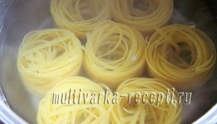 Cuiburi de paste cu carne tocată în rețetă cuptor cu pas (cuptor) Cuibul de paste cu carne tocată în cuptor pentru un pas cu pas reteta