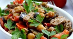 Carne de vită, fierte cu rosii (carne de vită) tocană de vită cu roșii
