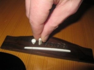 Cum să înlocuiască corzile o chitară acustică, de auto-a învățat pe chitara (bust de joc) Cum să înlocuiască corzile o chitară acustică, de auto-a învățat pe chitara