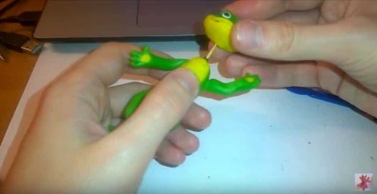 Ca o broască oarbă de lut (ca o broască oarbă) Cum de a sculpta de la broasca plastilină
