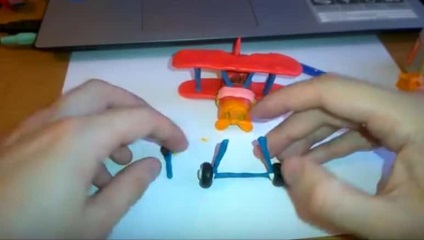 Cum orb avionul din plastilină (albastru cârnați) Cum avion orb din plastilină