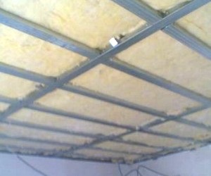 Cum de a izola plafoanele în apartament - instrucțiunea video, încălzirea mâinile lor (tavan) Cum de a izola plafoanele în apartament - instrucțiunea video, încălzirea mâinile sale