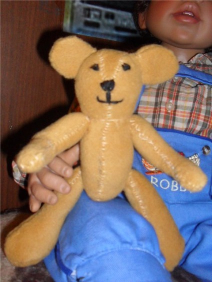 Păpușile sunt diferite, negru, alb, roșu (pod Doll) Păpușile sunt diferite, negru, alb, rosu