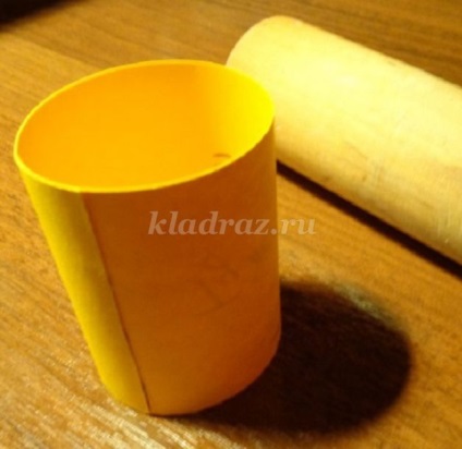 Cal de hârtie cu mâinile (M.) Cal de hârtie cu mâinile