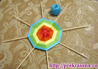 O clasă de master în țesut Mandala (Mandala cu propriile sale mâini) O clasă de master în țesut Mandala