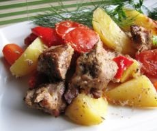 Carnea în manșonul într-un (porc pulpă de cartof) cuptor Carnea în gaura din cuptor