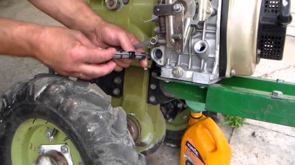 Am nevoie pentru a adăuga ulei la benzina pentru motoblock (se adaugă ulei de combustibil) Am nevoie pentru a adăuga ulei la benzina pentru motoblock