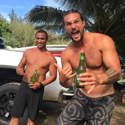 Pe un Momoa sărac spune un cuvânt, blogger online dreapta 19 octombrie 2015, o barfa (dreapta) Pe un Momoa sărac spune un cuvânt, blogger online dreapta 19 octombrie 2015, o bârfă