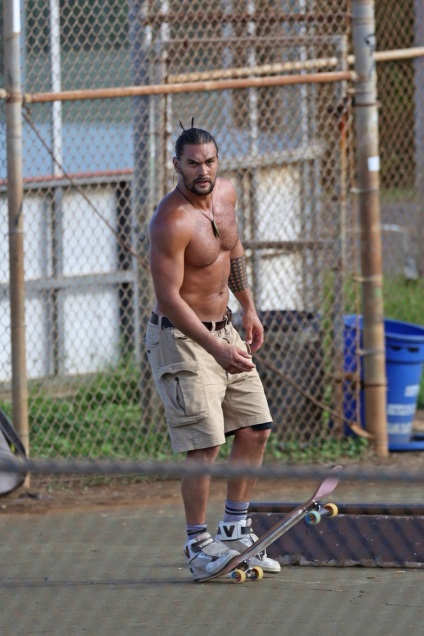 Pe un Momoa sărac spune un cuvânt, blogger online dreapta 19 octombrie 2015, o barfa (dreapta) Pe un Momoa sărac spune un cuvânt, blogger online dreapta 19 octombrie 2015, o bârfă