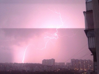 Despre Apple (cum ar fi telefonul de captură fulger) (Lightning Strike Fotografie Florian) Despre mere (ca un fulger de captură la telefon)