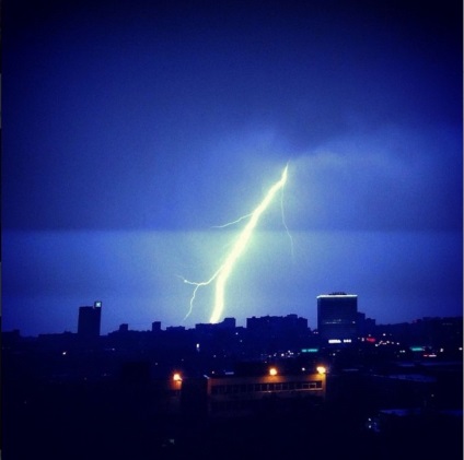 Despre Apple (cum ar fi telefonul de captură fulger) (Lightning Strike Fotografie Florian) Despre mere (ca un fulger de captură la telefon)