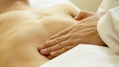 Palparea atât hepatice și a constatat că identificări (pozitia culcat pe spate pacient) Palparea ficatului și modul în care este realizat, care dezvăluie
