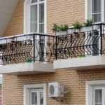 Parapet pe balcon tipurile de garduri, foto, stabilind propriile lor mâini (balcon) Parapet pe balcon tipurile de garduri, foto, stabilind propriile lor mâini